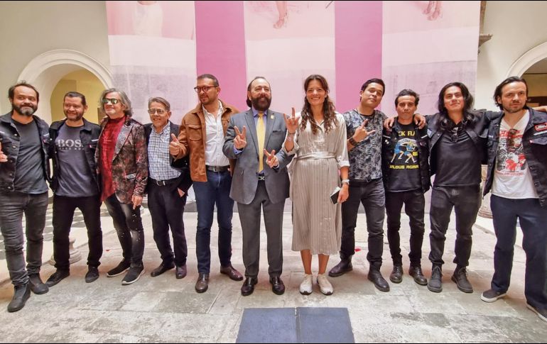 Autoridades y músicos posan durante la presentación de la Dirección de Difusión Cultural Artística en Barrios del Gobierno de Guadalajara. EL INFORMADOR/ N. Gutiérrez