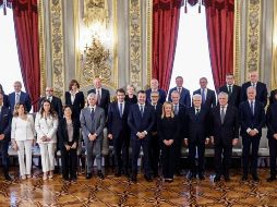 El presidente Sergio Mattarella, la primera ministra Giorgia Meloni y otros miembros del Gobierno posan en el Palacio del Quirinal, en Roma. EFE/F. Frustaci