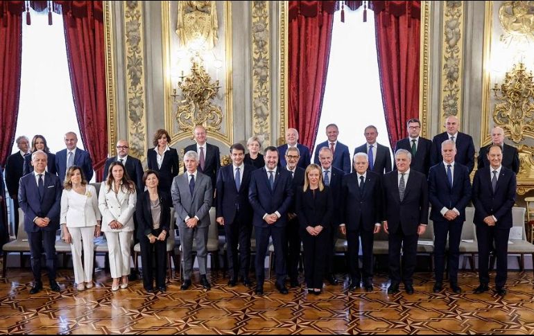 El presidente Sergio Mattarella, la primera ministra Giorgia Meloni y otros miembros del Gobierno posan en el Palacio del Quirinal, en Roma. EFE/F. Frustaci
