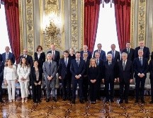 El presidente Sergio Mattarella, la primera ministra Giorgia Meloni y otros miembros del Gobierno posan en el Palacio del Quirinal, en Roma. EFE/F. Frustaci
