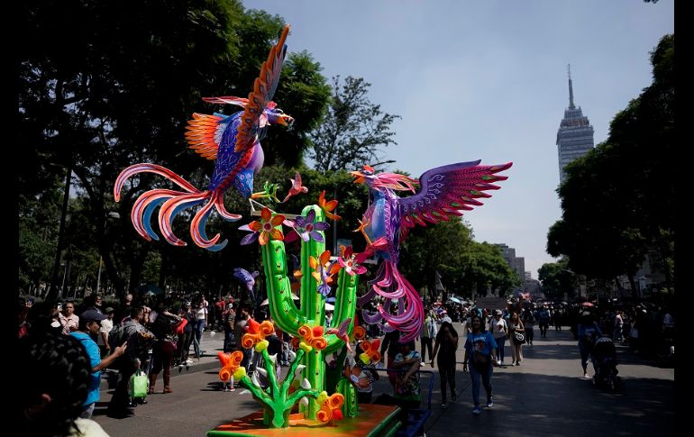 El recorrido inició en el Zócalo capitalino y transcurrió por las avenidas 5 de Mayo, Juárez y Paseo de la Reforma. AP/E. Verdugo