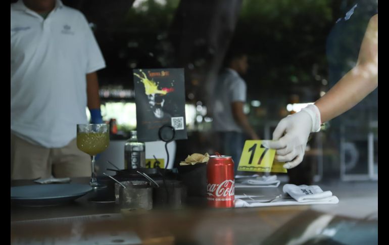 En imágenes recopiladas por EL INFORMADOR, el restaurante luce con los sellos de clausura en su entrada, además de algunas ventanas rotas como consecuencia de los balazos. EL INFORMADOR/C. ZEPEDA