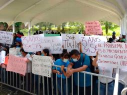 Durante la gira de López Obrador por Guerrero, personal médico se manifestó para exigir mejores condiciones laborales. SUN
