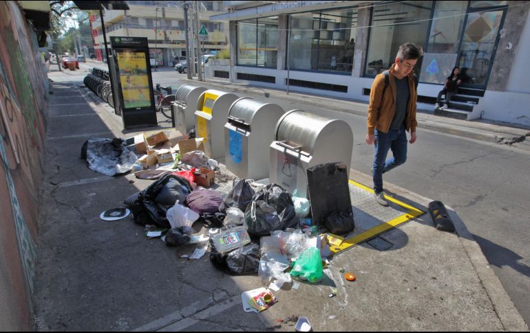Contaminar con basura, no limpiar banquetas, y dejar heces fecales de mascotas en las calles puede ser castigado con multas de mil 924 a 19 mil 240 pesos, o arrestos de 24 a 36 horas. EL INFORMADOR/Archivo
