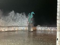 Reportan fuerte oleaje en Puerto Vallarta por el huracán "Roslyn"