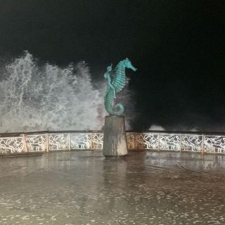 Reportan fuerte oleaje en Puerto Vallarta por el huracán "Roslyn"