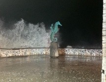 Reportan fuerte oleaje en Puerto Vallarta por el huracán "Roslyn"