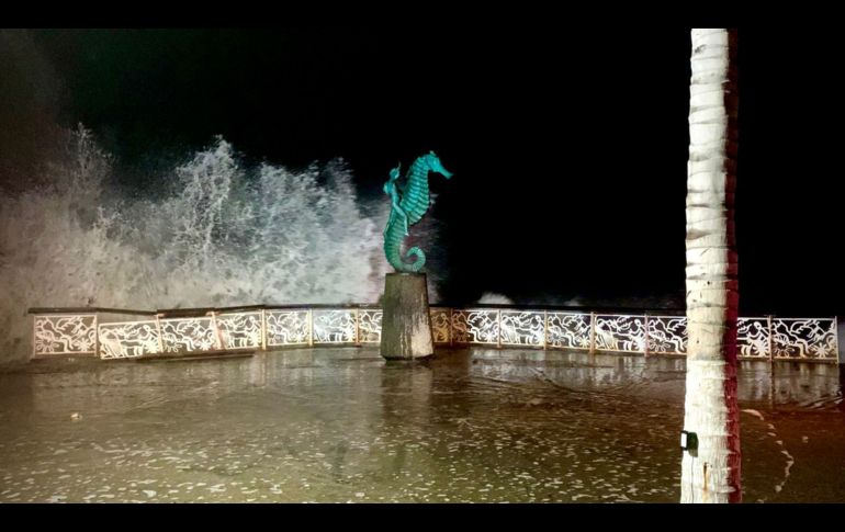 En el malecón de Puerto Vallarta se presenció fuerte oleaje. ESPECIAL