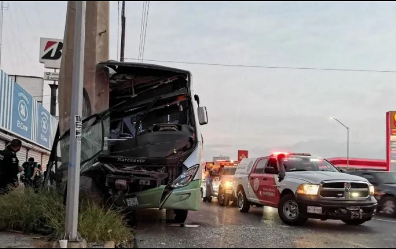 Debido a que le transporte se impactó contra una torre de alta tensión, elementos de la CFE tuvieron que asistir al lugar de los hechos. ESPECIAL/ ABC Noticias