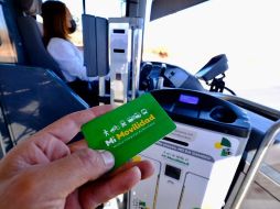 Los usuarios del transporte público ya pueden abonar saldo a las tarjetas Mi Movilidad y Mi Pasaje en Jalisco directamente desde su teléfono celular. ESPECIAL