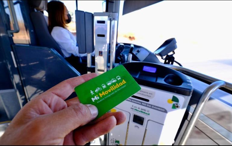 Los usuarios del transporte público ya pueden abonar saldo a las tarjetas Mi Movilidad y Mi Pasaje en Jalisco directamente desde su teléfono celular. ESPECIAL