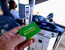 Los usuarios del transporte público ya pueden abonar saldo a las tarjetas Mi Movilidad y Mi Pasaje en Jalisco directamente desde su teléfono celular. ESPECIAL
