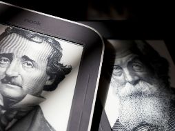 Los retratos de Edgar Allan Poe y Walt Whitman se muestran en las pantallas de inicio. REUTERS
