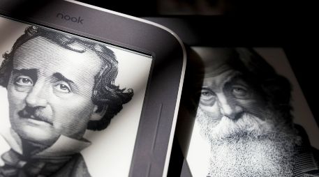 Los retratos de Edgar Allan Poe y Walt Whitman se muestran en las pantallas de inicio. REUTERS