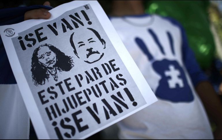 Un manifestante muestra un cartel con las imágenes del presidente nicaragüense, Daniel Ortega, y su esposa Rosario Murillo, durante una manifestación en Costa Rica. EFE/ARCHIVO