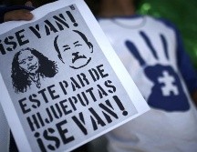 Un manifestante muestra un cartel con las imágenes del presidente nicaragüense, Daniel Ortega, y su esposa Rosario Murillo, durante una manifestación en Costa Rica. EFE/ARCHIVO