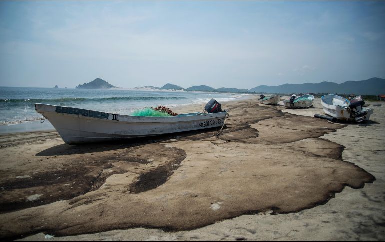 Embarcaciones permanecen varadas en la playa debido a que la pesca está limitada por el daño ambiental. EFE/L. Villalobos