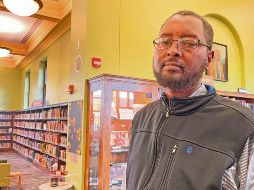 El hombre de 52 años llegó a Estados Unidos desde Somalia; trabaja para la organización sin fines de lucro Somali Parents Autism Network. AP