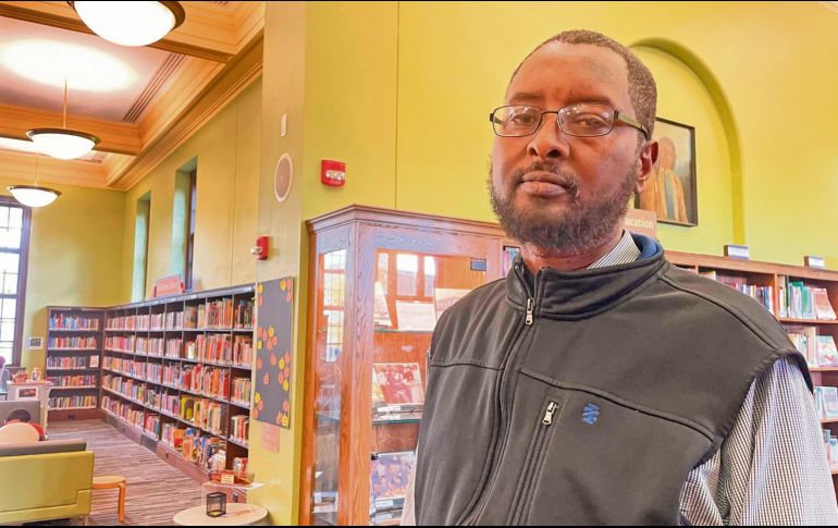El hombre de 52 años llegó a Estados Unidos desde Somalia; trabaja para la organización sin fines de lucro Somali Parents Autism Network. AP