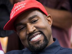 Kanye West usando una gorra con la leyenda 