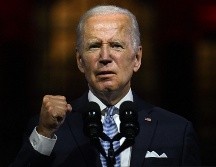 El demócrata de 79 años, que tuvo COVID-19 hace tres meses, recibió una segunda dosis de refuerzo a finales de marzo. AFP / ARCHIVO