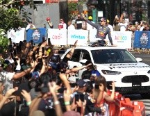 Niños, jóvenes y adultos mayores vestidos de pies a cabeza con el azul marino que caracteriza a la escudería del piloto tapatío intentan resguardarse de los rayos del sol, mientras el ánimo no desiste. EL INFORMADOR / A. Camacho