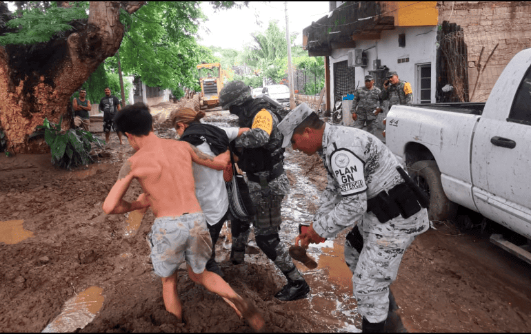 Se desplegaron a dos mil 534 elementos, 125 vehículos, 12 automotores de maquinaria pesada, dos cocinas comunitarias, así como dos aeronaves de ala rotativa. TWITTER / @SEDENAmx