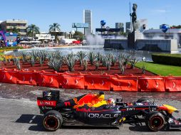 Entre vítores y aplausos, 