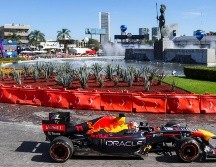 Entre vítores y aplausos, 