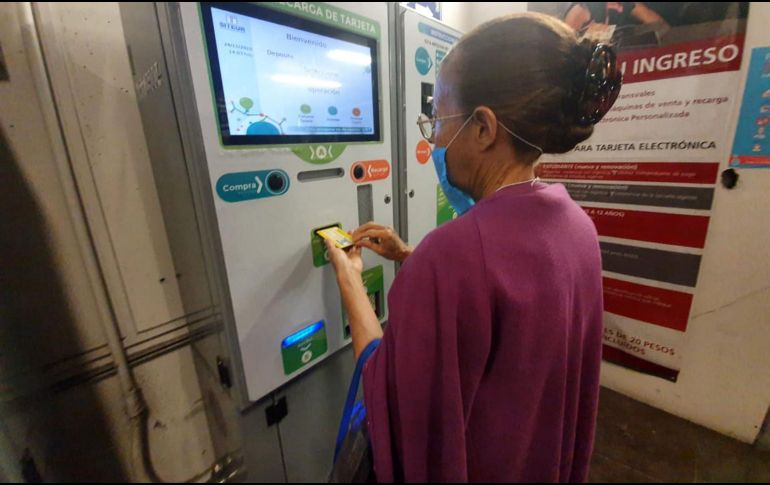 Usuarios están de acuerdo en que es mejor comprar saldo en un Oxxo o en las máquinas que están en las estaciones del Tren Ligero. EL INFORMADOR/ARCHIVO