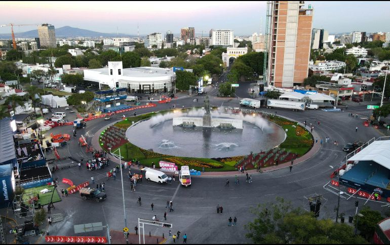 Los cortes a la circulación comenzaron el pasado sábado 22 de octubre para instalar la pista que conformaría el circuito sobre la avenida Vallarta. EL INFORMADOR/A. Navarro