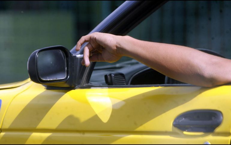 Los taxistas serán acreedores a multas si fuman al manejar. EL INFORMADOR/ARCHIVO