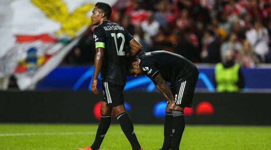 Alex Sandro consuela a Weston McKennie al terminar el partido donde perdieron ante Benfica. AFP/C. Costa