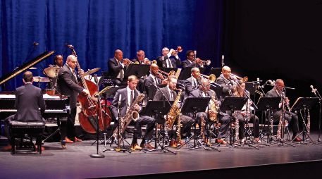 La Jazz at Lincoln Center Orchestra, junto a Wynton Marsalis -el primer trompetista, de izquierda a derecha, en la tercera fila-, ofrecieron una gran velada. EL INFORMADOR/ A. Camacho