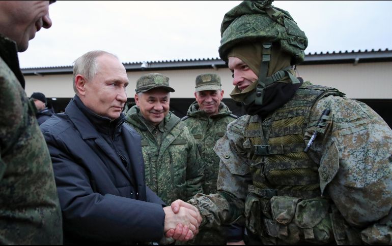 Según Putin, Occidente continúa abasteciendo de armas a Ucrania y 