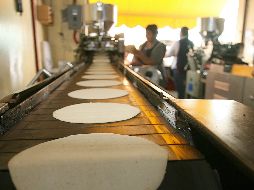 Con cerca de 100 mil tortillerías en el país, el alimento ha subido más del doble que la inflación general, cuya tasa fue de 8.5 por ciento. EL INFORMADOR / ARCHIVO