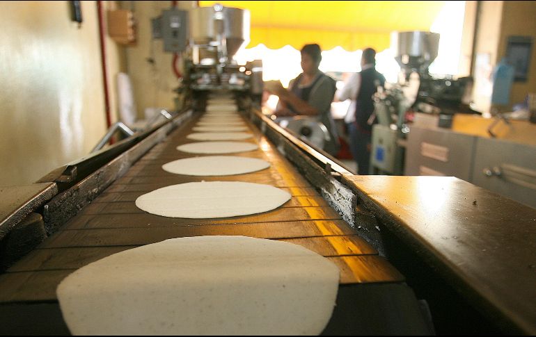 Con cerca de 100 mil tortillerías en el país, el alimento ha subido más del doble que la inflación general, cuya tasa fue de 8.5 por ciento. EL INFORMADOR / ARCHIVO