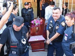 Policías trasladaron los restos del abatido líder del EPP Osvaldo Villalba hasta la cárcel del Buen Pastor, para que su hermana, Carmen, pudiera despedirse del él. AFP