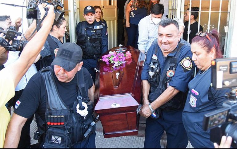 Policías trasladaron los restos del abatido líder del EPP Osvaldo Villalba hasta la cárcel del Buen Pastor, para que su hermana, Carmen, pudiera despedirse del él. AFP