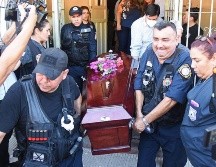 Policías trasladaron los restos del abatido líder del EPP Osvaldo Villalba hasta la cárcel del Buen Pastor, para que su hermana, Carmen, pudiera despedirse del él. AFP