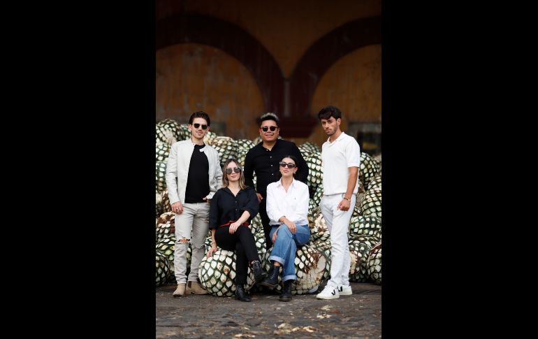 Juanca Amezcua, Karol Karg, Cesar Ponce, Andrea Velasco y Pau Joanmiquel Vilanova. GENT EBIEN JALISCO/ Claudio Jimeno