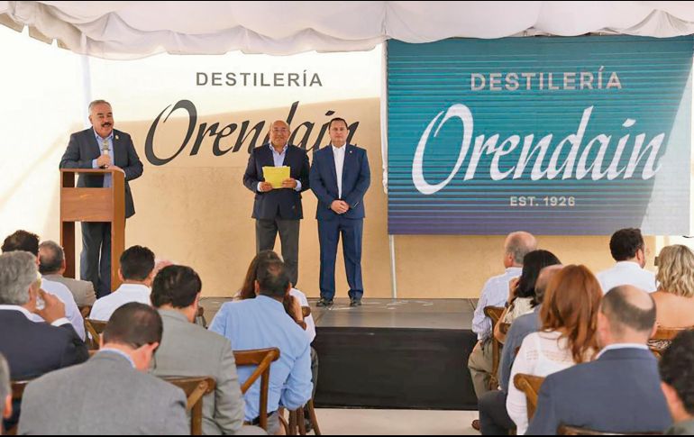 José Alfonso Magallanes Presidente Municipal de Tequila, Juan Casados Director General de Destilería Orendain y El presidente del Consejo de Administración de Destilería Orendain. ESPECIAL