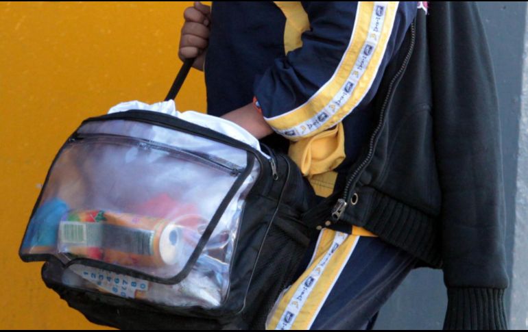 Los padres de familia exigieron a las autoridades de la secundaria que tienen que revisar las mochilas a los alumnos para evitar que lleven algún arma. EL INFORMADOR / ARCHIVO