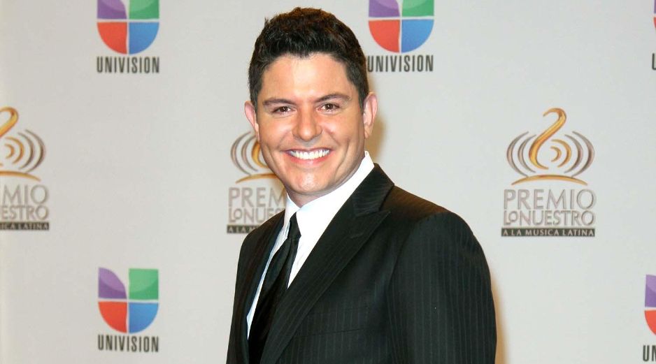 Ernesto Laguardia baila el tema principal de la telenovela 