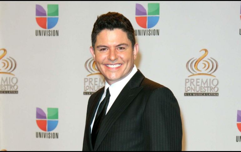 Ernesto Laguardia baila el tema principal de la telenovela 