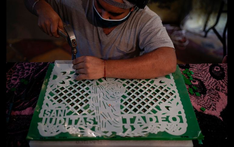 Aunque otros utilizan hojas de plástico más duraderas, cortadoras láser o suajes, Yuridia efectúa cada paso a mano, como lo han hecho los artesanos mexicanos durante 200 años. AP/E. Verdugo