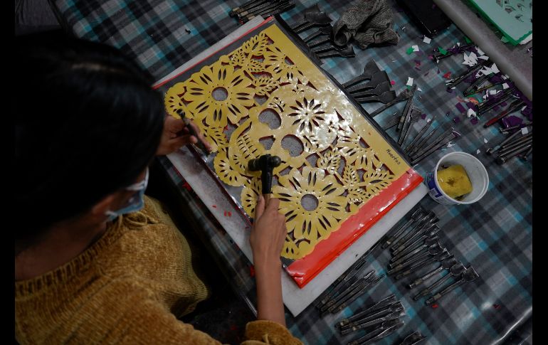 Aunque otros utilizan hojas de plástico más duraderas, cortadoras láser o suajes, Yuridia efectúa cada paso a mano, como lo han hecho los artesanos mexicanos durante 200 años. AP/E. Verdugo