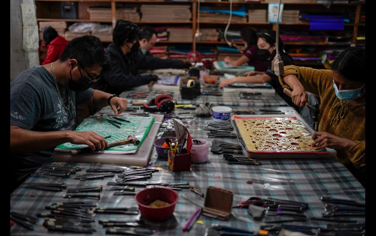 Aunque otros utilizan hojas de plástico más duraderas, cortadoras láser o suajes, Yuridia efectúa cada paso a mano, como lo han hecho los artesanos mexicanos durante 200 años. AP/E. Verdugo