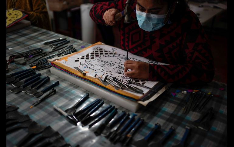 Aunque otros utilizan hojas de plástico más duraderas, cortadoras láser o suajes, Yuridia efectúa cada paso a mano, como lo han hecho los artesanos mexicanos durante 200 años. AP/E. Verdugo