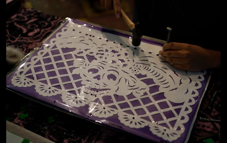 Aunque otros utilizan hojas de plástico más duraderas, cortadoras láser o suajes, Yuridia efectúa cada paso a mano, como lo han hecho los artesanos mexicanos durante 200 años. AP/E. Verdugo